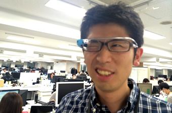 google glass はウィンク設定をすれば、ウィンクで操作可能