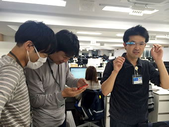 google glassを囲んで盛りあがるメンバー