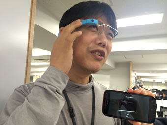 google glassを2本指でスワイプさせる操作